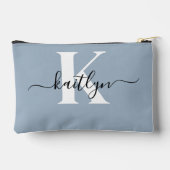 Elegant Dusty Blue Script Monogram Zubehörtasche (Rückseite)