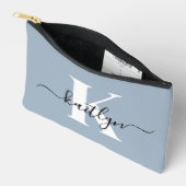 Elegant Dusty Blue Script Monogram Zubehörtasche (Offen)