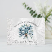 Elegant Dusty Blue Silver Bouquet Wedding Dankeskarte (Stehend Vorderseite)