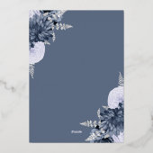 Elegant Dusty Blue Silver Floral Wedding Folieneinladung (Rückseite)