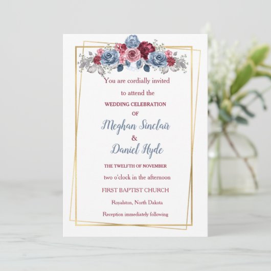 Elegant Dusty Blue und Burgundy Wedding Einladung (Stehend Vorderseite)