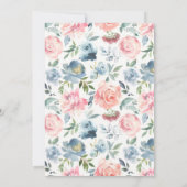 Elegant Dusty Blue und Rose Floral Swag Einladung (Rückseite)