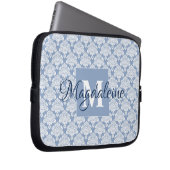 Elegant Dusty Blue Vintag Damask Mit Monogramm Laptopschutzhülle (Vorne Rechts)