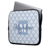 Elegant Dusty Blue Vintag Damask Mit Monogramm Laptopschutzhülle (Vorderseite Links)