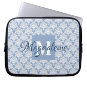 Elegant Dusty Blue Vintag Damask Mit Monogramm Laptopschutzhülle (Vorderseite)