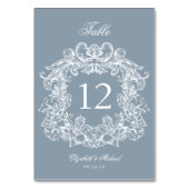 Elegant Dusty Blue Vintage Crest Wedding Tischnummer (Rückseite)