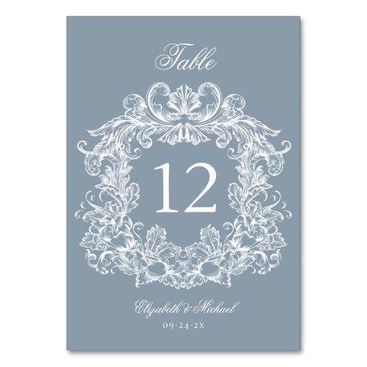Elegant Dusty Blue Vintage Crest Wedding Tischnummer (Vorderseite)