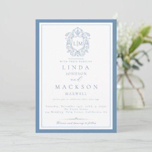 Elegant Dusty Blue Wappen Monogram Wedding Einladu Einladung (Stehend Vorderseite)