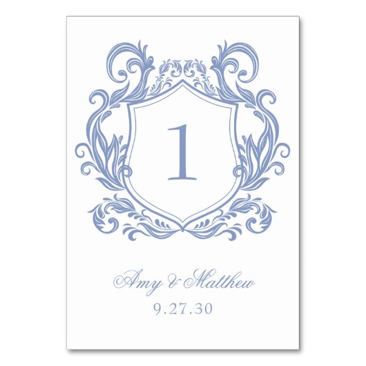 Elegant Dusty Blue Wappen Wedding Tischnummer (Vorderseite)