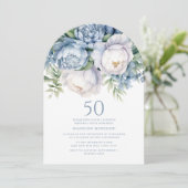 Elegant Dusty Blue White Floral 50th Birthday Arch Einladung (Stehend Vorderseite)