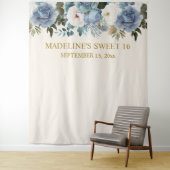 Elegant Dusty Blue White Floral Sweet 16 Foto Wandteppich (Beispiel)