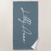 Elegant Dusty Blue White Trendy Script Name Strandtuch (Vorderseite)