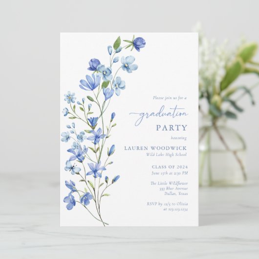 Elegant Dusty Blue Wildblume Abschluss Einladung (Stehend Vorderseite)