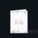 Elegant Dusty Blue Wildblume Danke Card<br><div class="desc">Dankbarkeit verdient es, mit Anmut zum Ausdruck gebracht zu werden. Dieses Dankeschön-Kartenspiel, in staubblauer Farbe gekleidet und mit sanft bemalten Blumen geschmückt, bietet einen erhöhten Weg, um Ihr Brautparty mit Aufrichtigkeit und Stil nah zu machen. Die dezente Typografie macht es vielseitig genug für alles, von Duschvorzügen bis zu Post-Event-Noten für...</div>