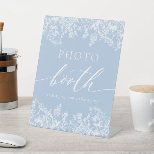 Elegant Dusty Blue Wildblume Foto Booth Sign Sockelschild (In SItu)