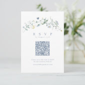 Elegant Dusty Blue Wildblume Rustic Boho QR Code RSVP Karte (Stehend Vorderseite)