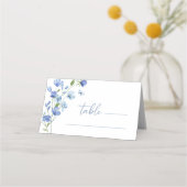 Elegant Dusty Blue Wildblume Wedding Platzkarte (Vorderseite)