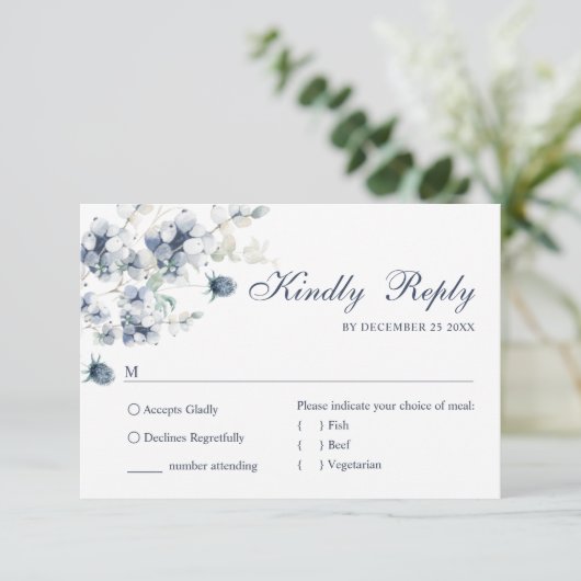 Elegant Dusty Blue Winter Foliage Wedding RSVP Karte (Stehend Vorderseite)