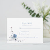 Elegant Dusty BlueFloral Spring Bloom Wedding RSVP Karte (Stehend Vorderseite)