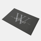 Elegant Dusty Gray Custom Monogram Script Name Fußmatte (Schrägansicht)