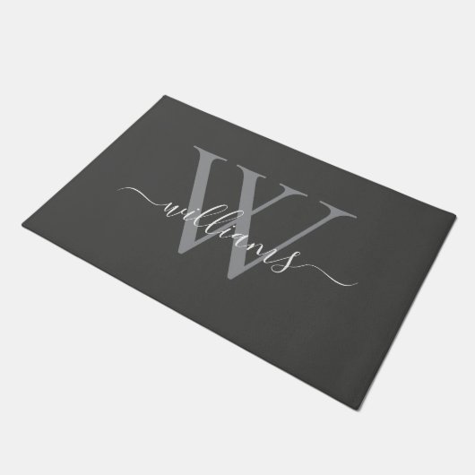 Elegant Dusty Gray Custom Monogram Script Name Fußmatte (Schrägansicht)