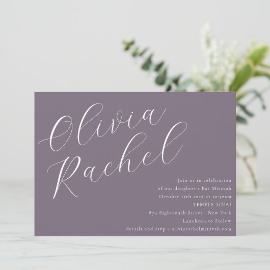 Elegant Dusty Lila Script Minimal Bat Mitzvah Einladung (Stehend Vorderseite)