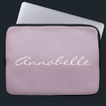 Elegant Dusty Lilac Handgeschriebener Skriptname B Laptopschutzhülle<br><div class="desc">Dieses individuelle Laptop-Gehäuse ist mit einem handgeschriebenen Schriftsatz auf einem Lila Hintergrund von Dusty Lilac ausgestattet. Tolle Geschenkidee.</div>