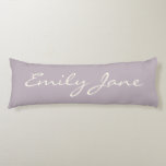 Elegant Dusty Lilac Handgeschriebener Skriptname B Seitenschläferkissen<br><div class="desc">Dieses individuelle Kissen zeichnet sich durch eine schöne handgeschriebene Schrift aus,  die auf einem stilvollen,  staubigen lila Hintergrund geschrieben ist. Gute Geschenkidee.</div>