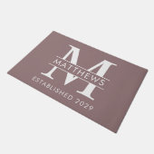 Elegant Dusty Mauve Custom Monogram Name Doormat Fußmatte (Schrägansicht)
