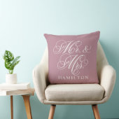 Elegant Dusty Rose Mr. and Mrs. Script Monogram Kissen (Stuhl )