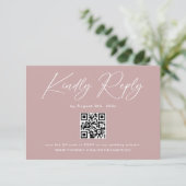 Elegant Dusty Rose Wedding RSVP Qr Code Begleitkarte (Stehend Vorderseite)