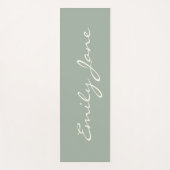 Elegant Dusty Sage Handgeschriebener Skriptname Be Yogamatte (Vorderseite)