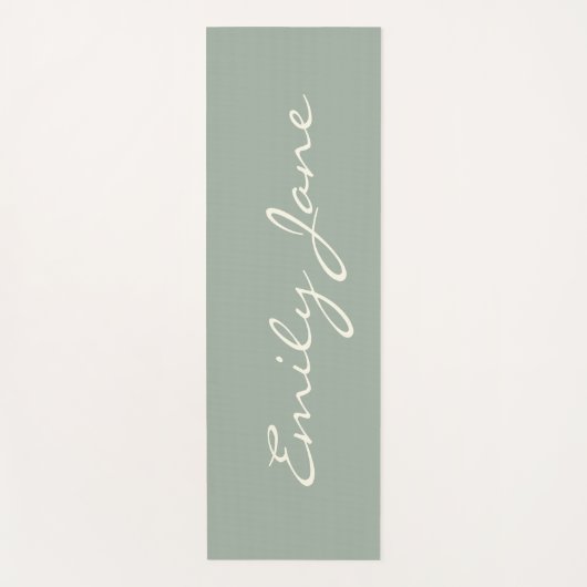Elegant Dusty Sage Handgeschriebener Skriptname Be Yogamatte (Vorderseite)