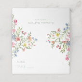 Elegant Dusty Sage Pastel Wildflower Crest Wedding Platzkarte (Außenseite Aufgefaltet)