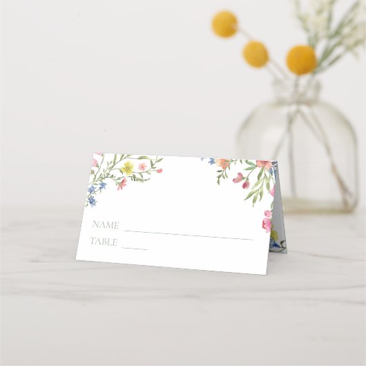 Elegant Dusty Sage Pastel Wildflower Crest Wedding Platzkarte (Vorderseite)