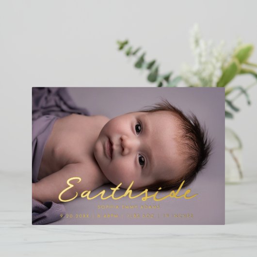Elegant Earthside Script Baby Ankündigung (Stehend vorne)