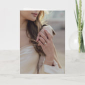 Elegant Earthy Neutral Script Monogram Wedding Einladung (Rückseite)