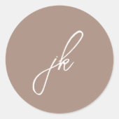 Elegant Earthy Neutral Script Monogram Wedding Runder Aufkleber (Vorderseite)