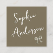 Elegant Earthy Olive Script Bow       Quadratische Visitenkarte (Vorderseite)