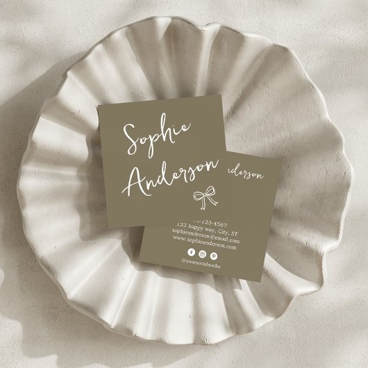 Elegant Earthy Olive Script Bow       Quadratische Visitenkarte