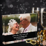 Elegant Eine wahre Liebe 50 Jahre Hochzeit Fotoblock<br><div class="desc">Feiern Sie den goldenen Meilenstein des 50. Geburtstages eines besonderen Ehepaares mit diesem eleganten Plexiglas-Foto. Dieses wunderschöne Stück zeigt die Namen des Paares und das Hochzeitsdatum, zusammen mit dem Zitat "Eine wahre Liebesgeschichte endet nie". Es ist der perfekte Weg, um ihrer anhaltenden Liebe und ihren gepflegten Erinnerungen zu gedenken. Das...</div>