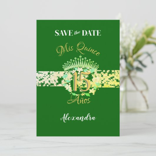 Elegant Emerald Green Quinceñera Spanisch Save The Date (Stehend Vorderseite)