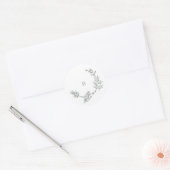 Elegant Envelope Sage Green Floral Monogram Kranz Runder Aufkleber (Umschlag)