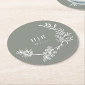 Elegant Envelope Sage Green Floral Monogram Kranz Runder Pappuntersetzer (Angewinkelt)