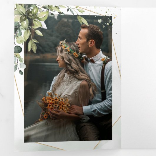 Elegant Eucalyptus Sage Green Floral Wedding Dreifach Gefaltete Einladung (Innen Erste Seite)