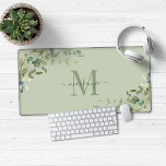 Elegant Eukalyptus Green Botanical Monogram Schreibtischunterlage<br><div class="desc">Elegantes Eukalyptus Botanisches Monogram Desk Mat Mouse Pad mit einem schlingernden grünen Hintergrund mit unserer schönen Salbeieukalyptusgrün und moderner Typografie für Ihr Monogramm. Einfach mit Ihren Informationen für ein einfach köstliches Ladegerät anpassen. Bitte kontaktieren Sie uns unter cedarandstring@gmail.com ,  wenn Sie Hilfe beim Design oder den passenden Produkten benötigen.</div>