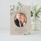Elegant Eukalyptus Greenery & Foto Tan Wedding Save The Date (Stehend Vorderseite)