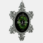 Elegant First Christmas Mr. Wreath Personalisiert Schneeflocken Zinn-Ornament (Links)