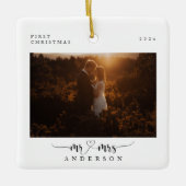 Elegant First Christmas Script Mr. and Mrs. Foto Keramikornament (Vorderseite)