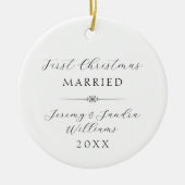 Elegant First Christmas Verheiratet Custom White Keramik Ornament (Vorne)